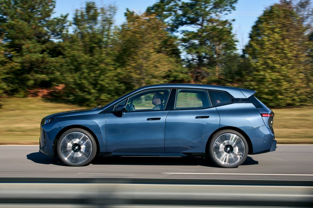 La BMW iX se renouvelle avec une apparence plus sportive