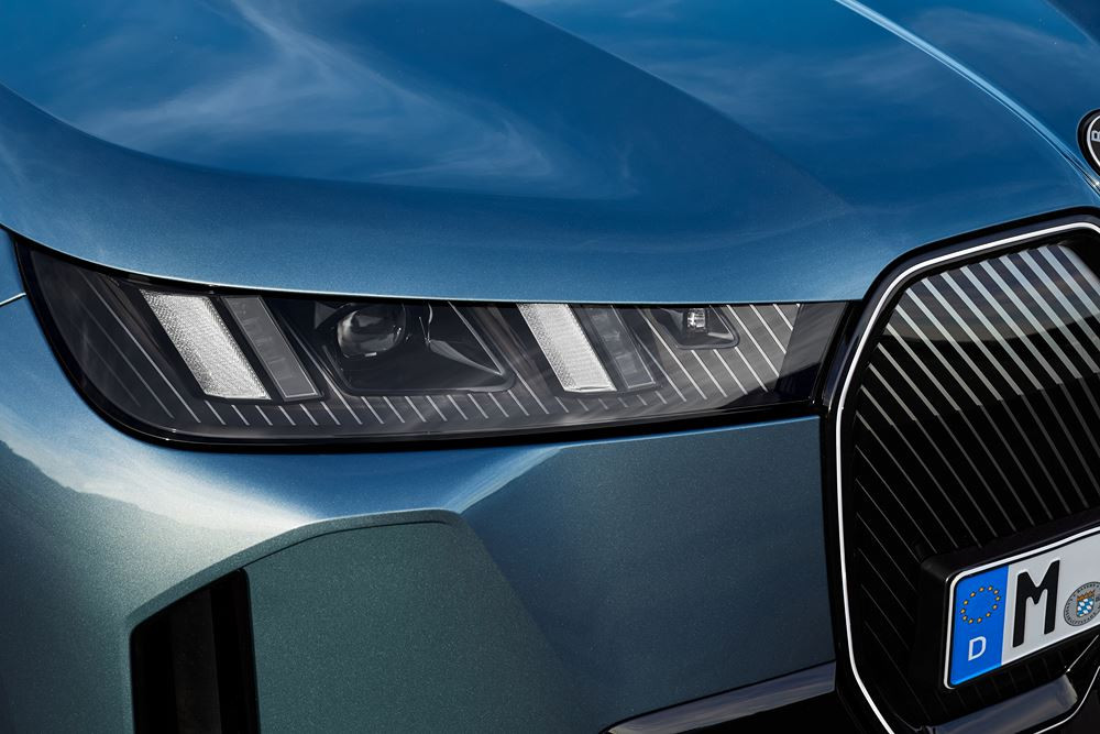 La BMW iX se renouvelle avec une apparence plus sportive