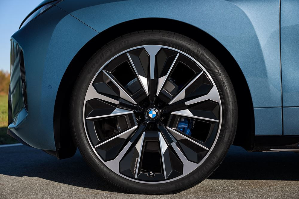 La BMW iX se renouvelle avec une apparence plus sportive