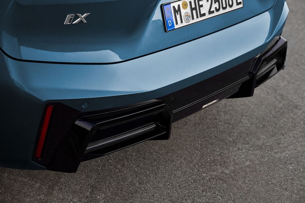 La BMW iX se renouvelle avec une apparence plus sportive