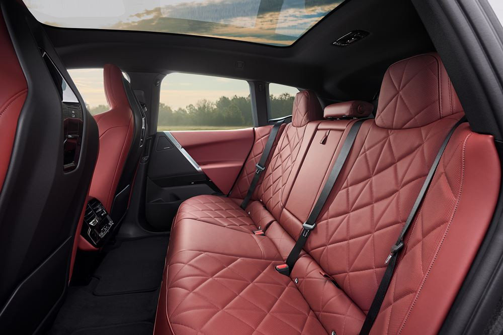 La BMW iX se renouvelle avec une apparence plus sportive