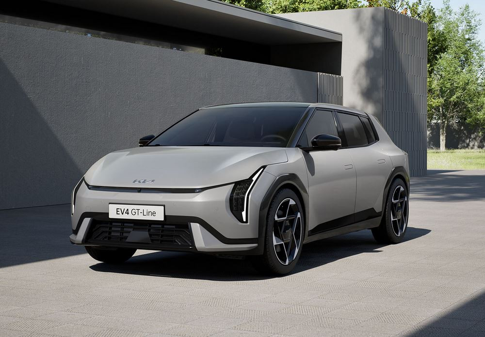 La berline électrique cinq portes Kia EV4 affiche un design robuste contemporain