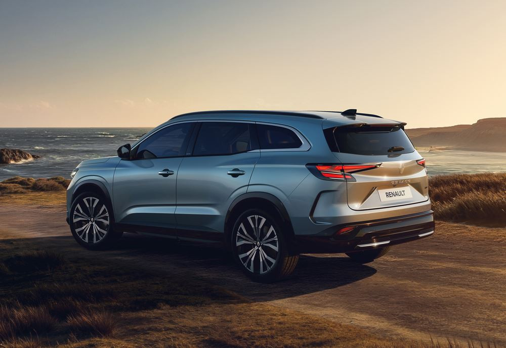 Le Renault Espace modernise son style en profondeur avec le langage design de la marque