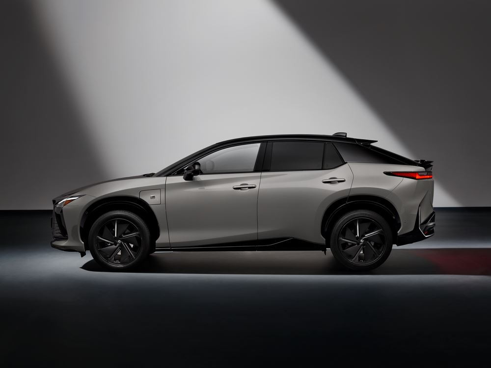 Le Lexus RZ 550e F Sport de 408 ch embarque une boîte de vitesses manuelle interactive