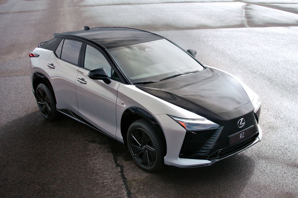 Le Lexus RZ 550e F Sport de 408 ch embarque une boîte de vitesses manuelle interactive