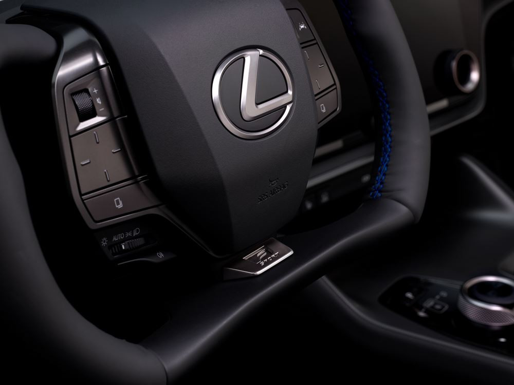 Le Lexus RZ 550e F Sport de 408 ch embarque une boîte de vitesses manuelle interactive
