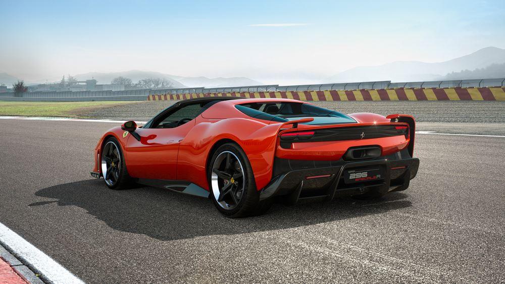 La Ferrari 296 Speciale A hybride rechargeable à toit rigide rétractable amplifie l'expérience de conduite