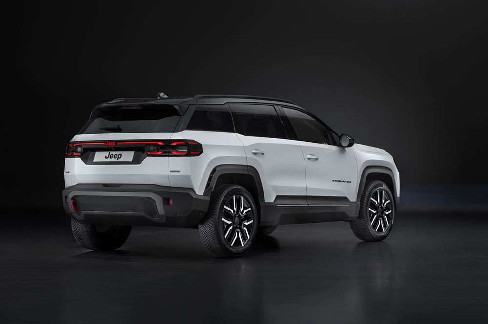 Le SUV électrique Jeep Compass Long Range doté d'une batterie de 98 kW affiche jusqu'à 650 km d'autonomie