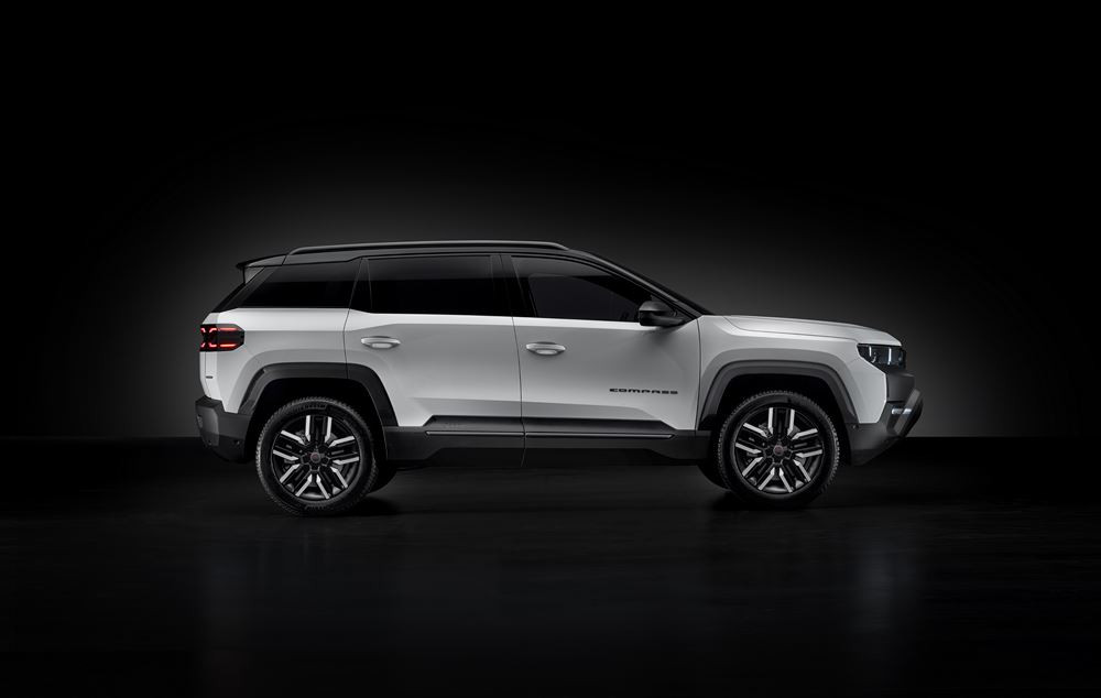 Le SUV électrique Jeep Compass Long Range doté d'une batterie de 98 kW affiche jusqu'à 650 km d'autonomie