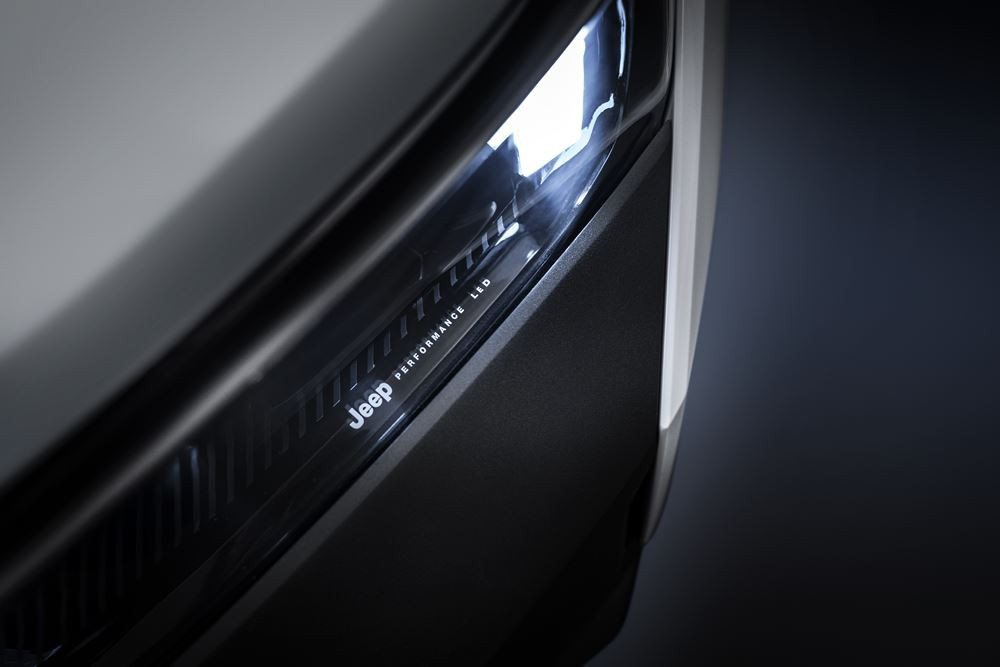 Le SUV électrique Jeep Compass Long Range doté d'une batterie de 98 kW affiche jusqu'à 650 km d'autonomie
