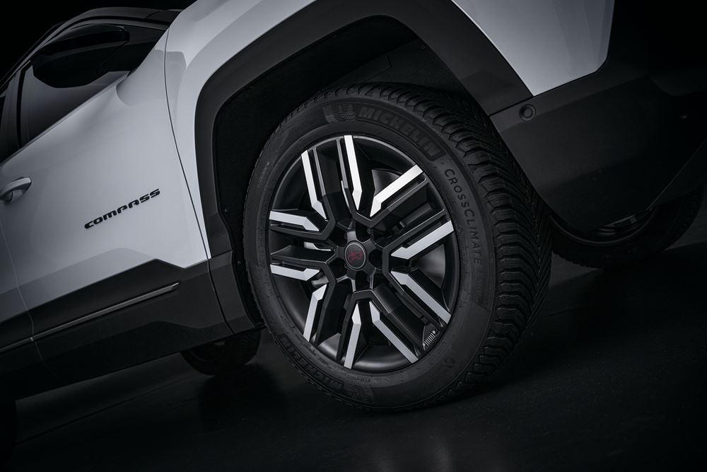 Le SUV électrique Jeep Compass Long Range doté d'une batterie de 98 kW affiche jusqu'à 650 km d'autonomie
