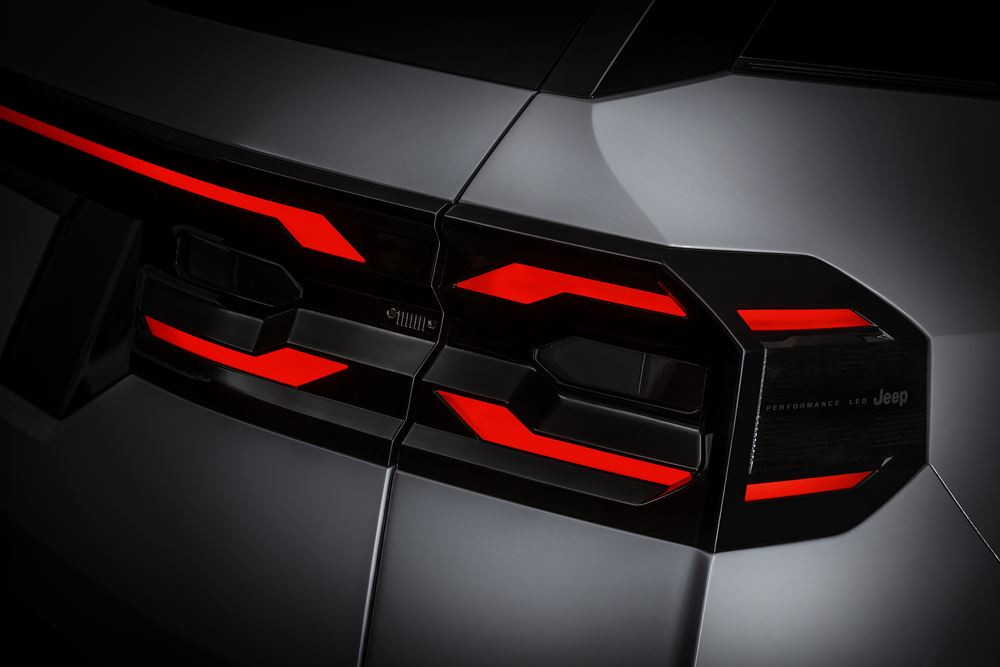 Le SUV électrique Jeep Compass Long Range doté d'une batterie de 98 kW affiche jusqu'à 650 km d'autonomie