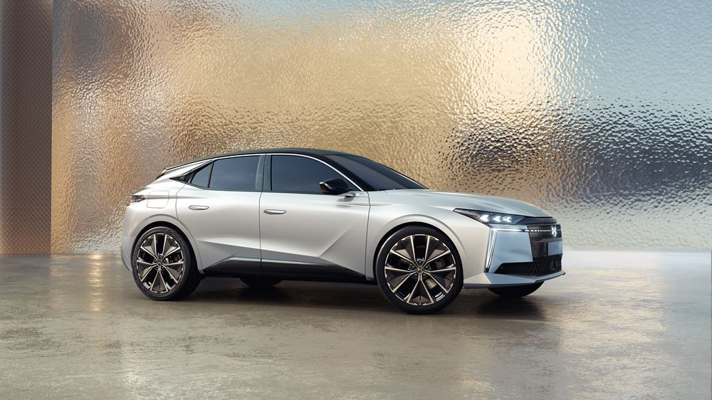 La berline compacte DS N°4 s'appuie sur une signature lumineuse technologique