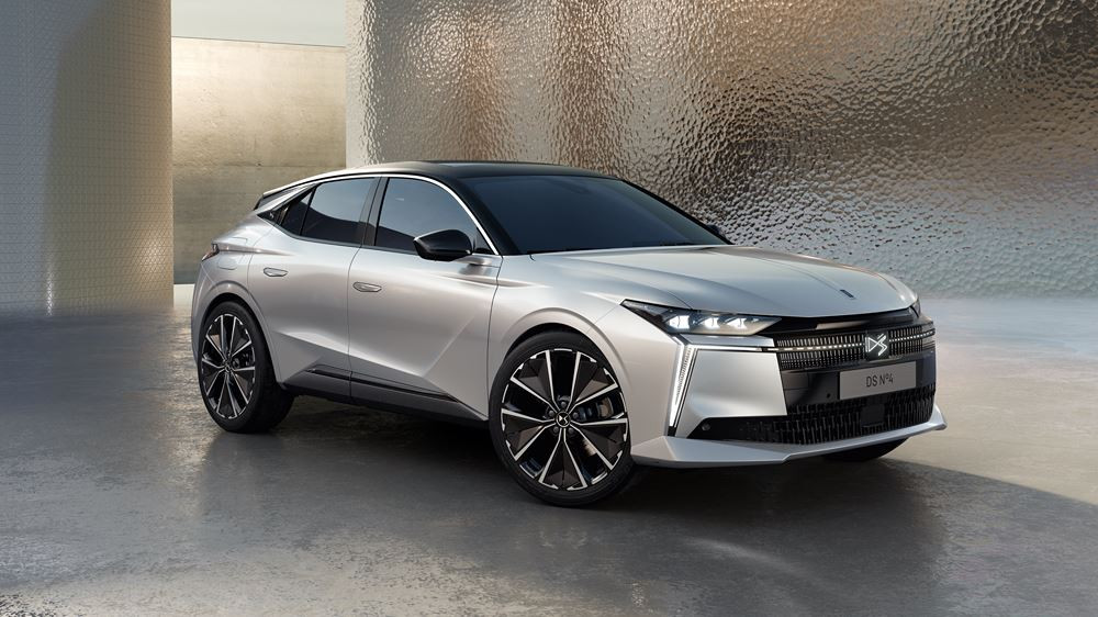 La berline compacte DS N°4 s'appuie sur une signature lumineuse technologique