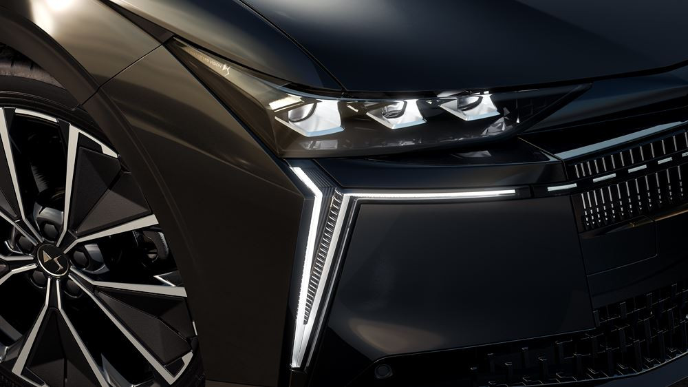 La version électrique de la DS N°4 affiche une autonomie WLTP de 450 km