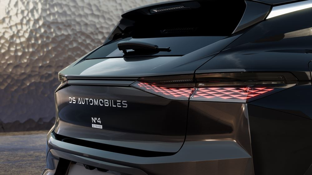 La version électrique de la DS N°4 affiche une autonomie WLTP de 450 km