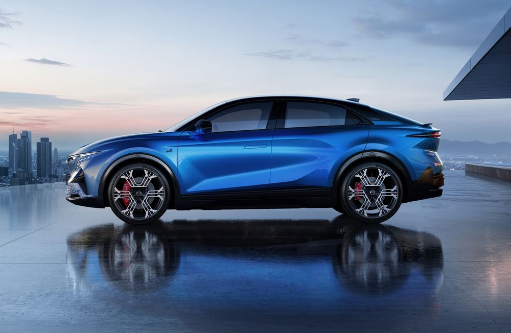 Le sport fastback compact Alpine A390 embarque trois moteurs électriques constituant une transmission intégrale