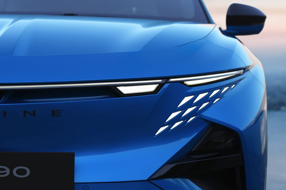Le sport fastback compact Alpine A390 embarque trois moteurs électriques constituant une transmission intégrale