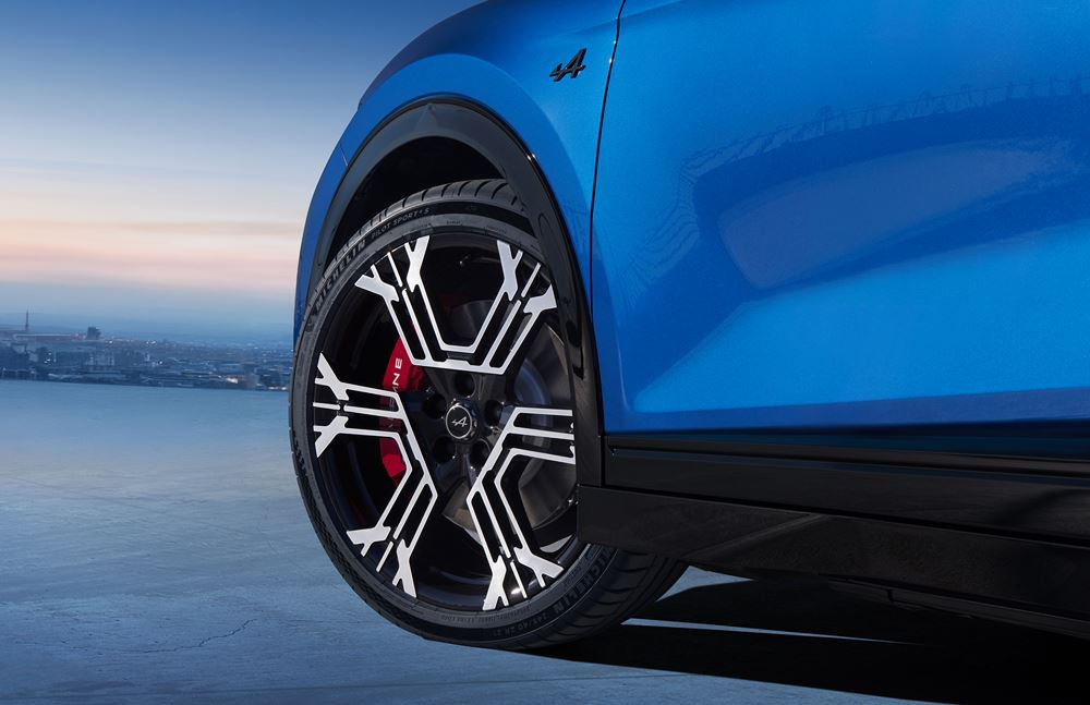 Le sport fastback compact Alpine A390 embarque trois moteurs électriques constituant une transmission intégrale