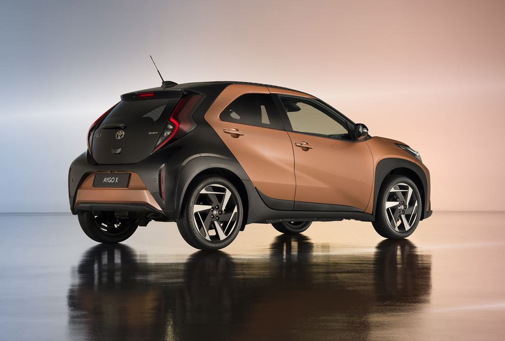 Le crossover urbain Toyota Aygo X hybride passe à l'hybride auto-rechargeable