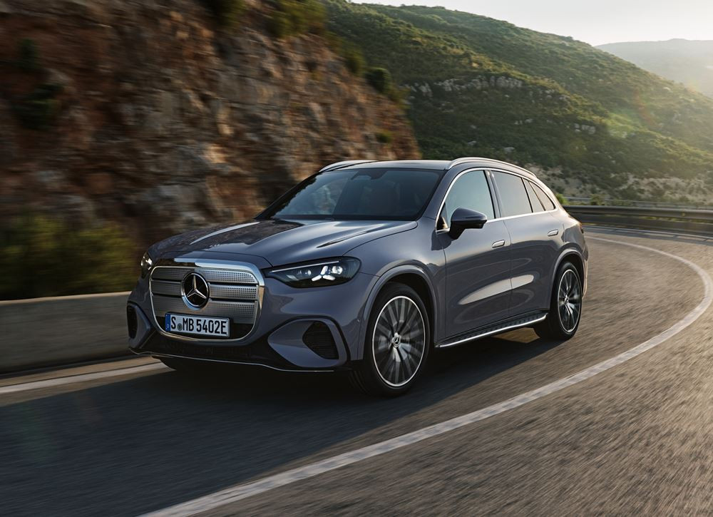 Le Mercedes-Benz GLC avec technologie EQ embarque une calandre high-tech illuminée
