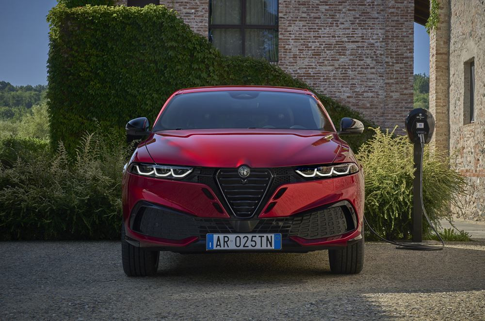 Le SUV compact italien Alfa Romeo Tonale restylé affirme son caractère sportif