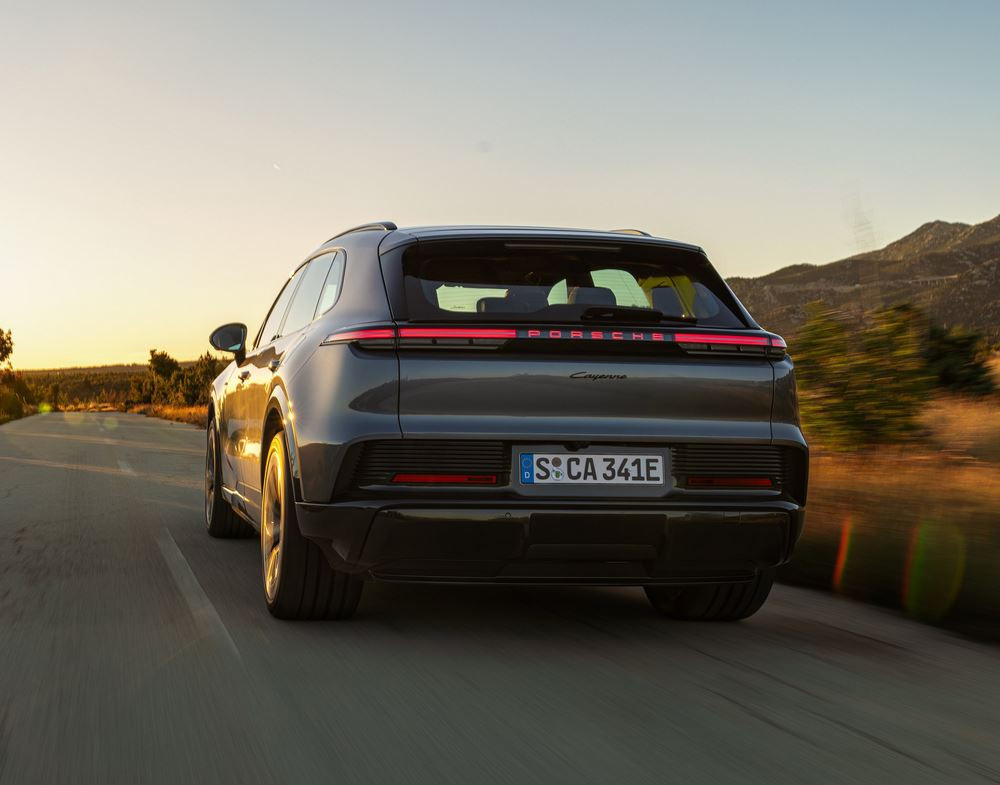 Le grand SUV électrique Porsche Cayenne Electric affiche des performances dignes d'une supercar