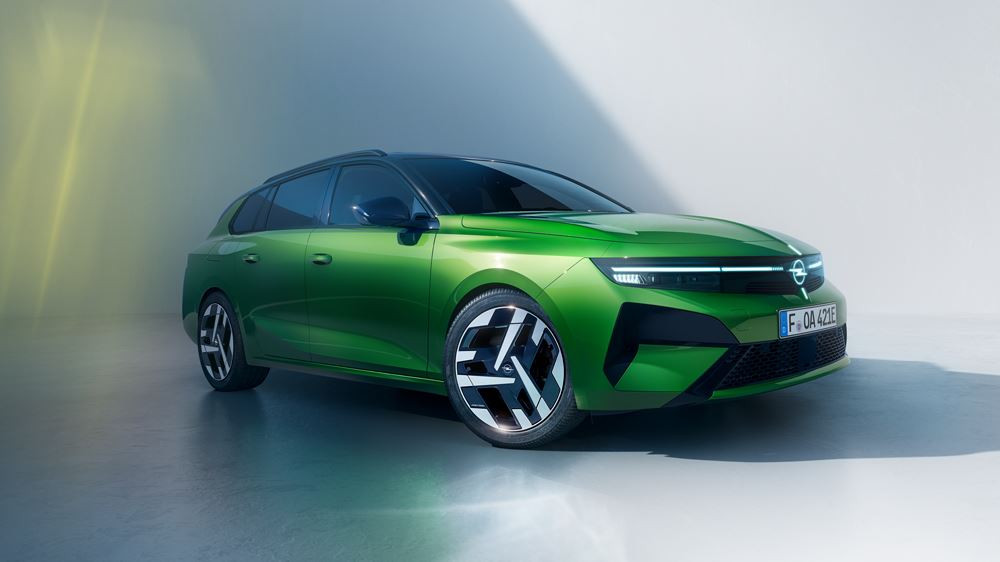 L'Opel Astra Sport Tourer s'offre un emblème Blitz illuminé à l'avant