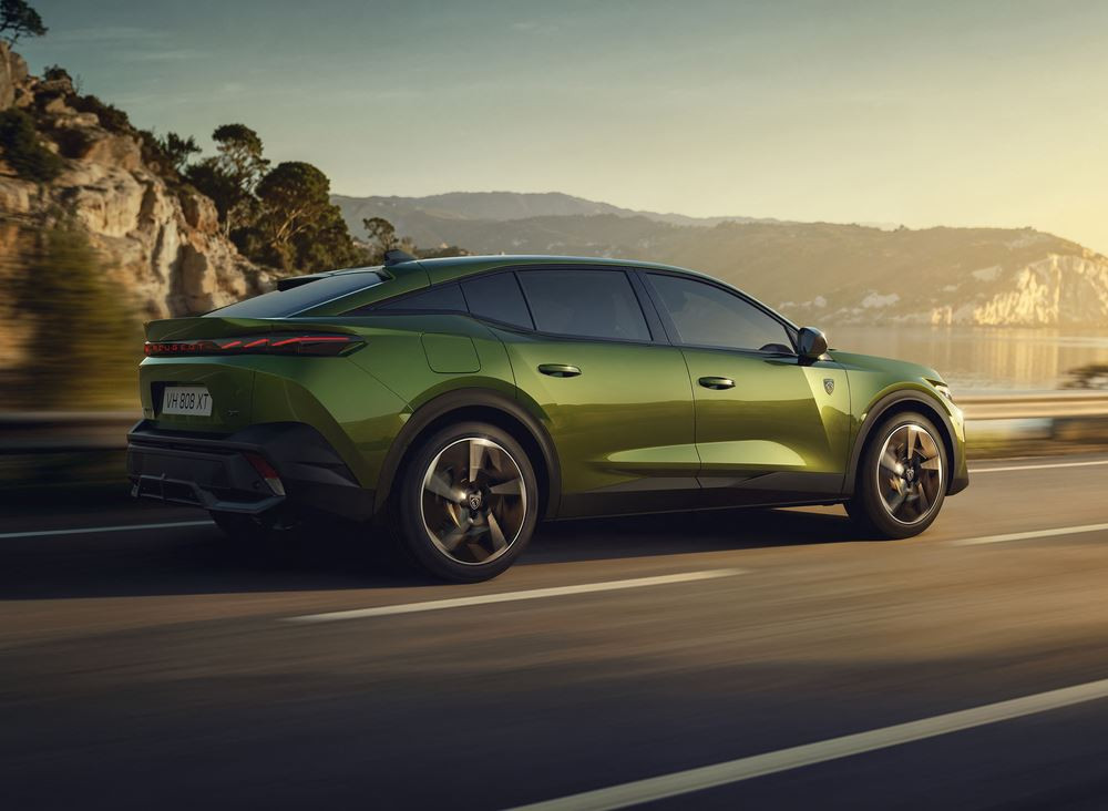 La Peugeot E-408 électrique 157 kW 58,2 kWh restylée affiche une autonomie WLTP de 456 km