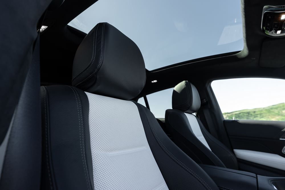 Le Mercedes-Benz GLE Coupé affiche une ligne dynamique avec des vitres latérales allongées