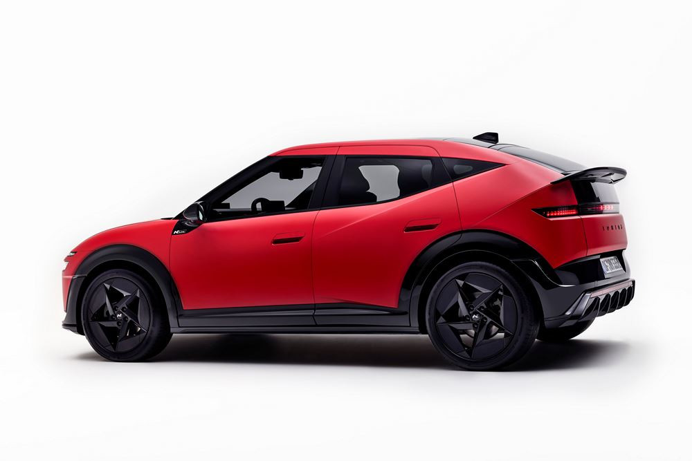 La petite berline polyvalente électrique Hyundai Ioniq 3 adopte une silhouette aérodynamique