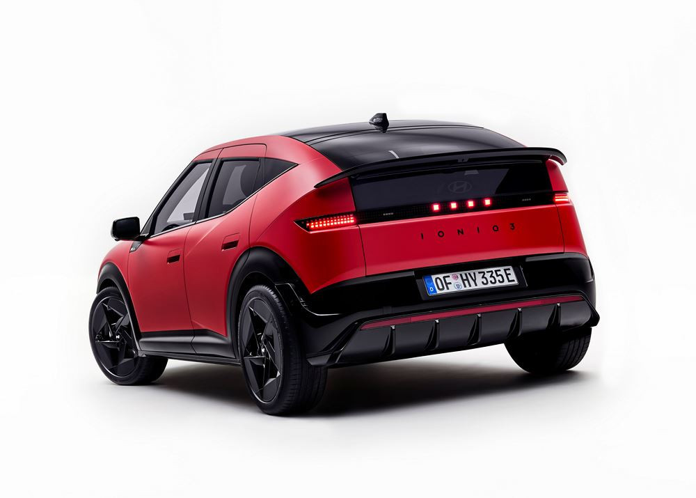 La petite berline polyvalente électrique Hyundai Ioniq 3 adopte une silhouette aérodynamique