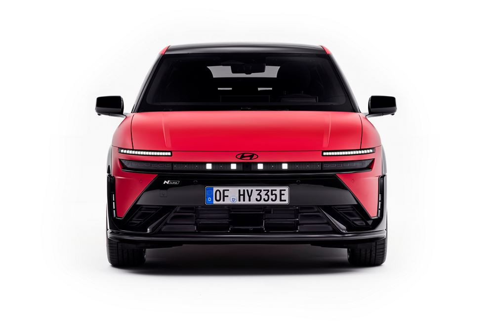 La petite berline polyvalente électrique Hyundai Ioniq 3 adopte une silhouette aérodynamique