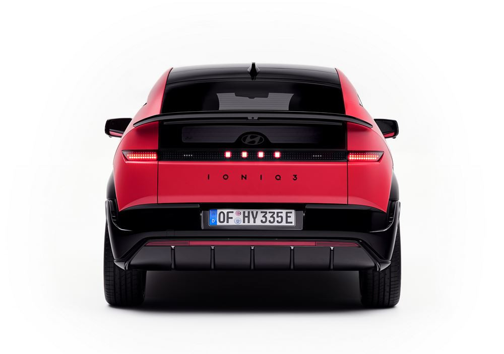 La petite berline polyvalente électrique Hyundai Ioniq 3 adopte une silhouette aérodynamique