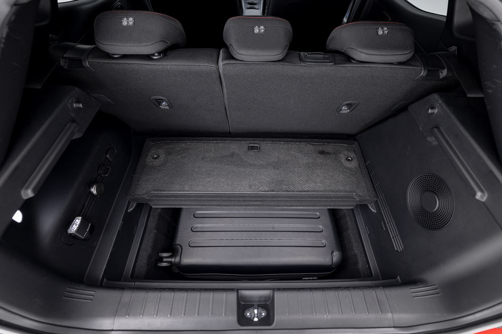 La petite berline polyvalente électrique Hyundai Ioniq 3 adopte une silhouette aérodynamique