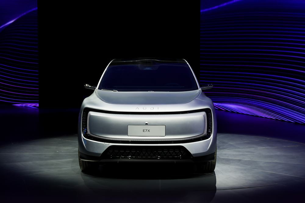 L'AUDI E7X électrique affiche une silhouette imposante de grand SUV
