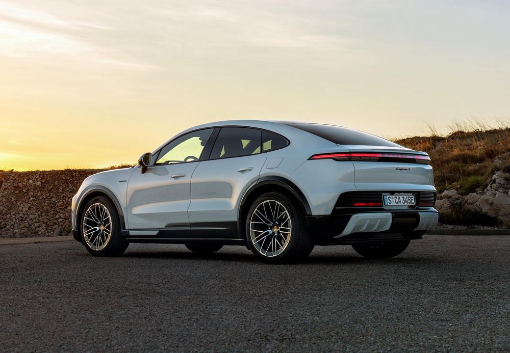 Le Porsche Cayenne Coupé Electric allie un design robuste à la ligne de toit de la 911