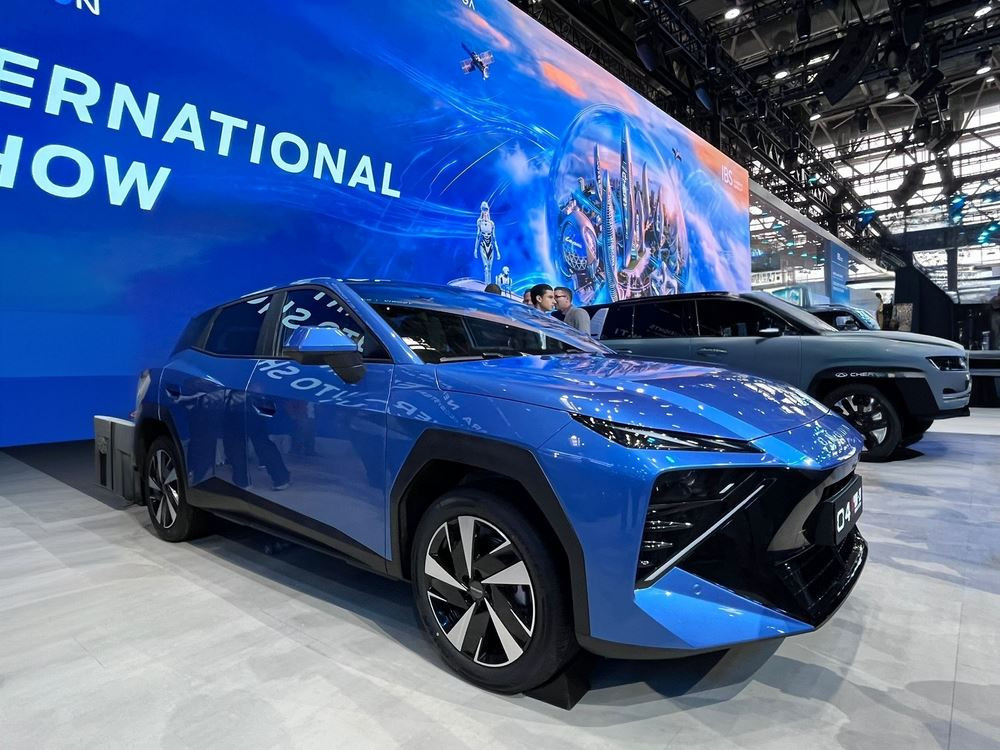 Le crossover compact Omoda 4 se distingue par ses lignes tranchées