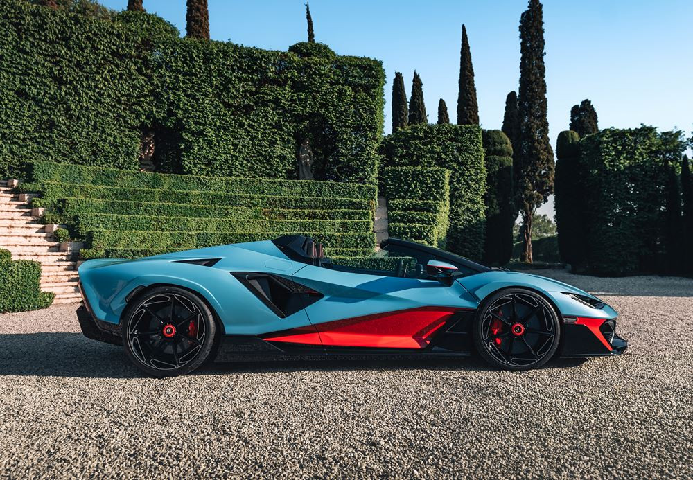 La Lamborghini Fenomeno Roadster embarque un bloc V12 hybride développant 1080 ch