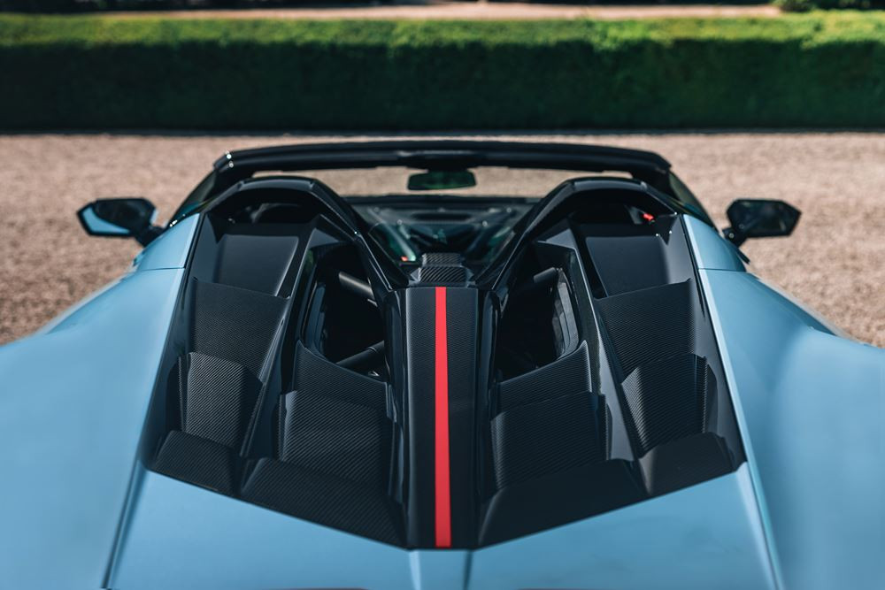 La Lamborghini Fenomeno Roadster embarque un bloc V12 hybride développant 1080 ch