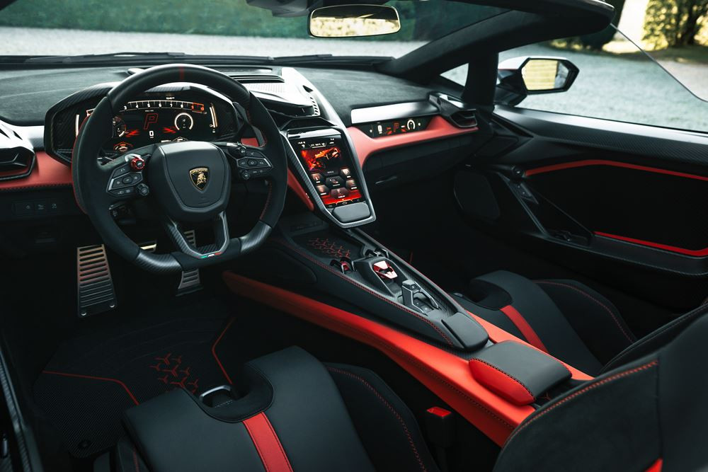 La Lamborghini Fenomeno Roadster embarque un bloc V12 hybride développant 1080 ch