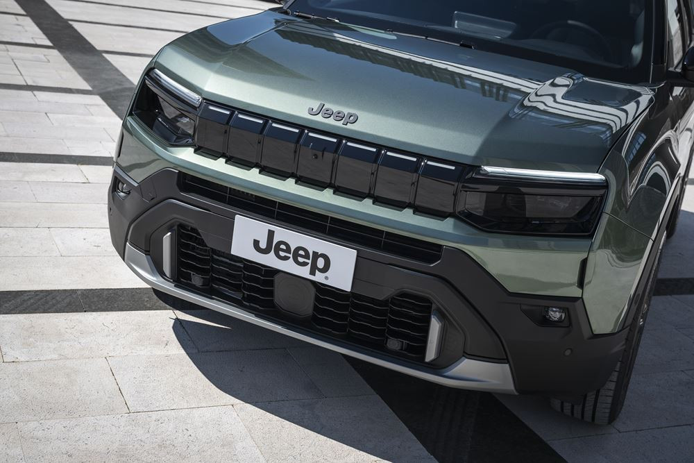 La Jeep Avenger revisitée s'offre une calandre à sept fentes renforcée par un rétroéclairage à LED