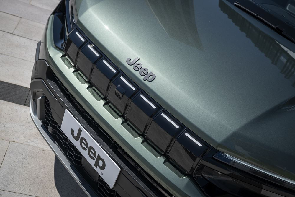 La Jeep Avenger revisitée s'offre une calandre à sept fentes renforcée par un rétroéclairage à LED