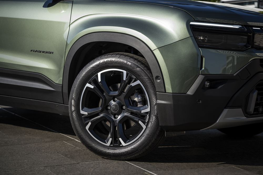 La Jeep Avenger revisitée s'offre une calandre à sept fentes renforcée par un rétroéclairage à LED