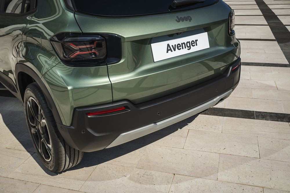 La Jeep Avenger revisitée s'offre une calandre à sept fentes renforcée par un rétroéclairage à LED