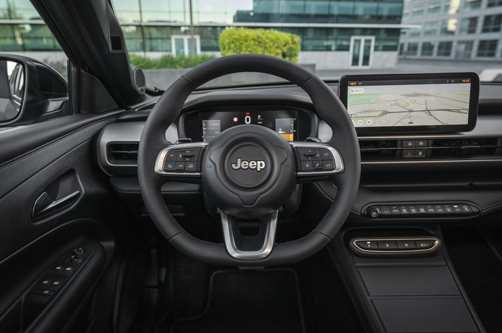 La Jeep Avenger revisitée s'offre une calandre à sept fentes renforcée par un rétroéclairage à LED
