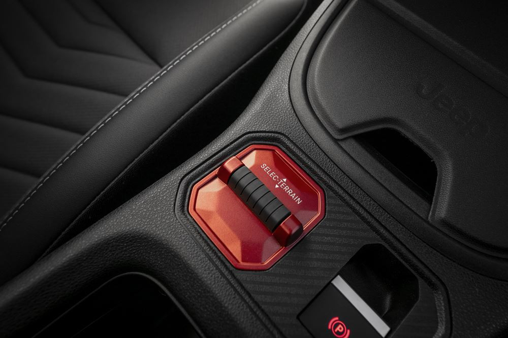 La Jeep Avenger revisitée s'offre une calandre à sept fentes renforcée par un rétroéclairage à LED