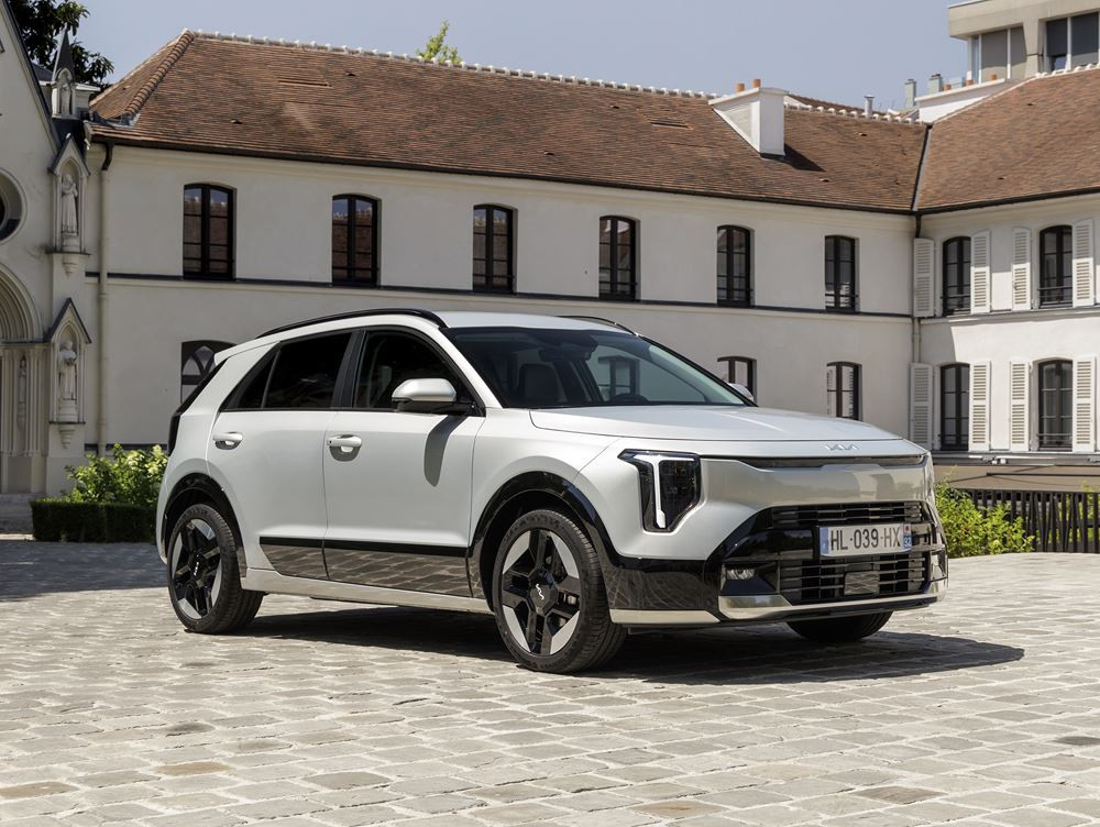 Le Kia Niro hybride restylé arbore une signature lumineuse verticale