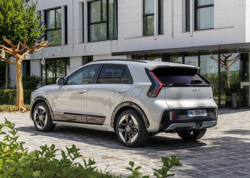 Le Kia Niro hybride restylé arbore une signature lumineuse verticale
