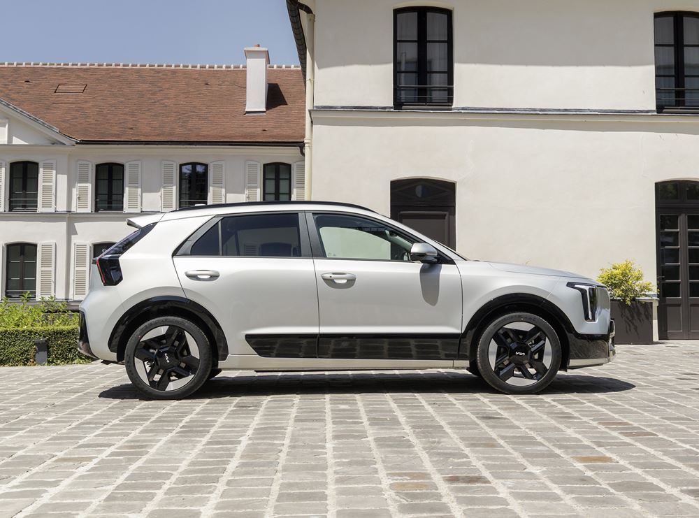 Le Kia Niro hybride restylé arbore une signature lumineuse verticale